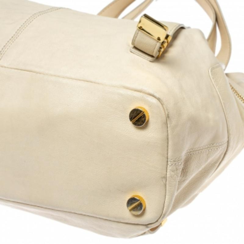 Michael Kors Cremefarbene Umhängetasche mit Lederschnalle und Seitentasche im Angebot 3