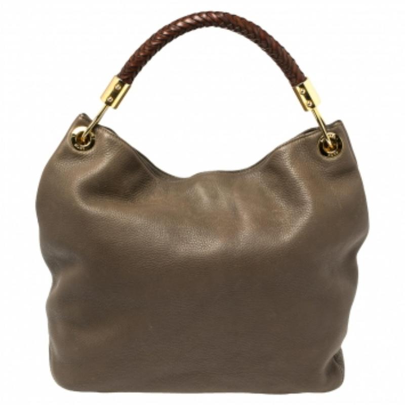 Designed to meet your everyday style with ease, Michael Kors offers you the Skorpios hobo. It is crafted in soft leather and held by a single handle. Gold-tone hardware and a satin-lined interior complete the bag.
