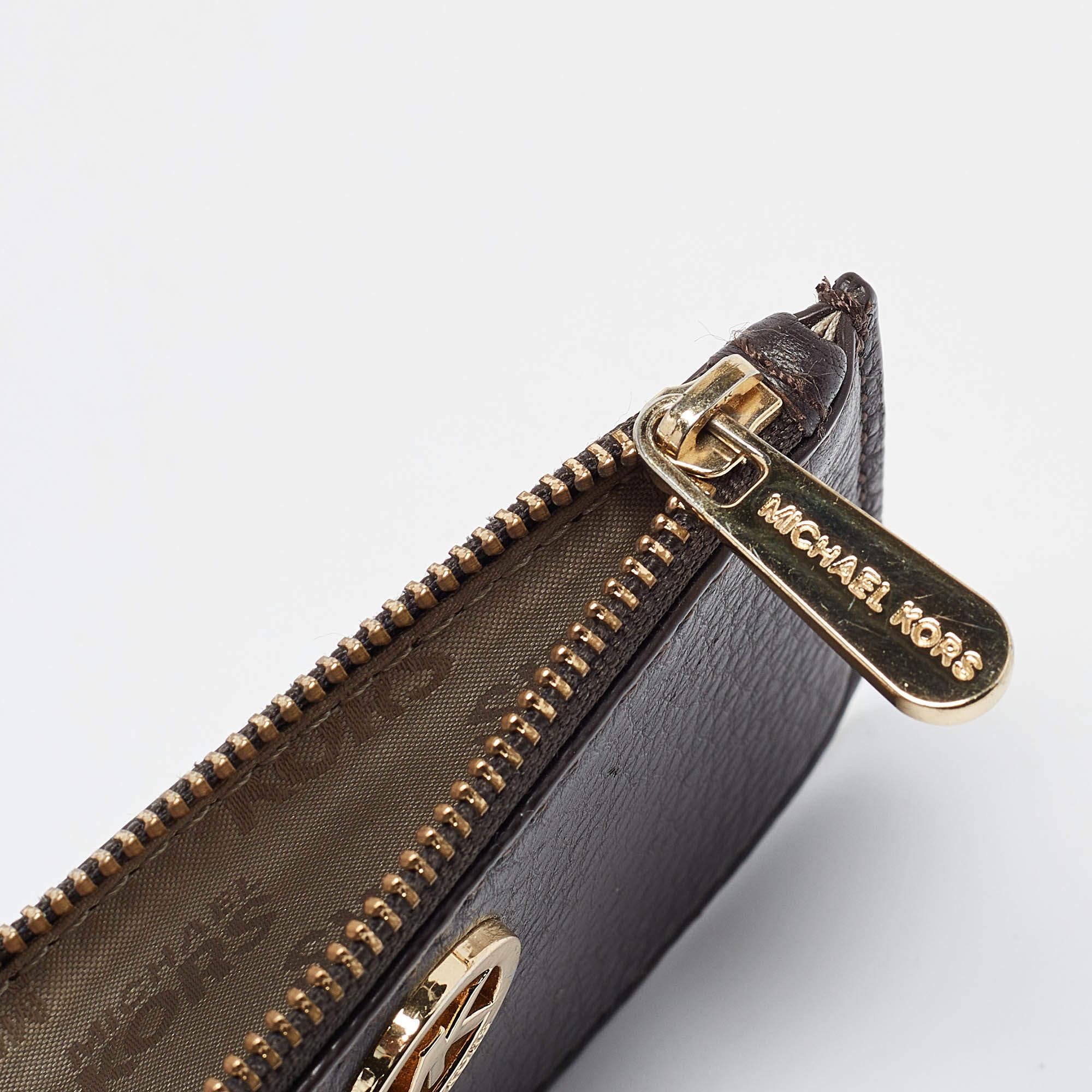 Michael Kors Dark Brown Leather Top Zip Coin Purse In Fair Condition For Sale In Dubai, Al Qouz 2