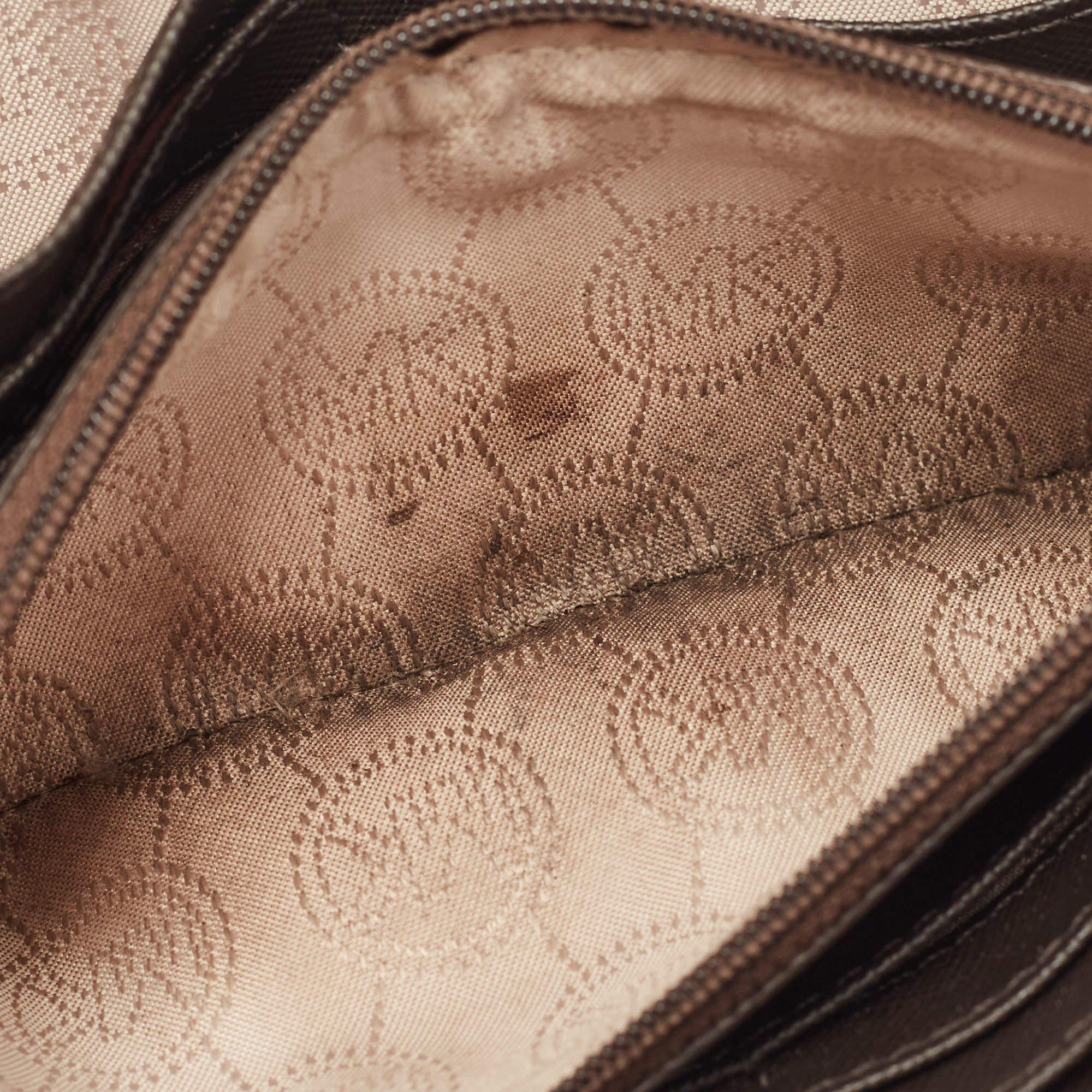 Compatto ed elegante  questo portafoglio Michael Kors sarà il tuo compagno di viaggio preferito. Progettato con materiali di qualità  il suo interno è diviso in diversi scomparti per conservare perfettamente le tue carte e i tuoi contanti.