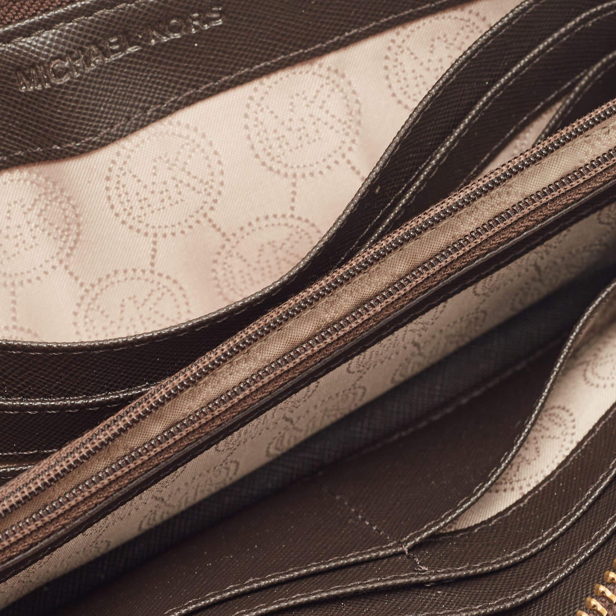 Nero Michael Kors Portafoglio con zip in tela rivestita Monogram marrone scuro in vendita