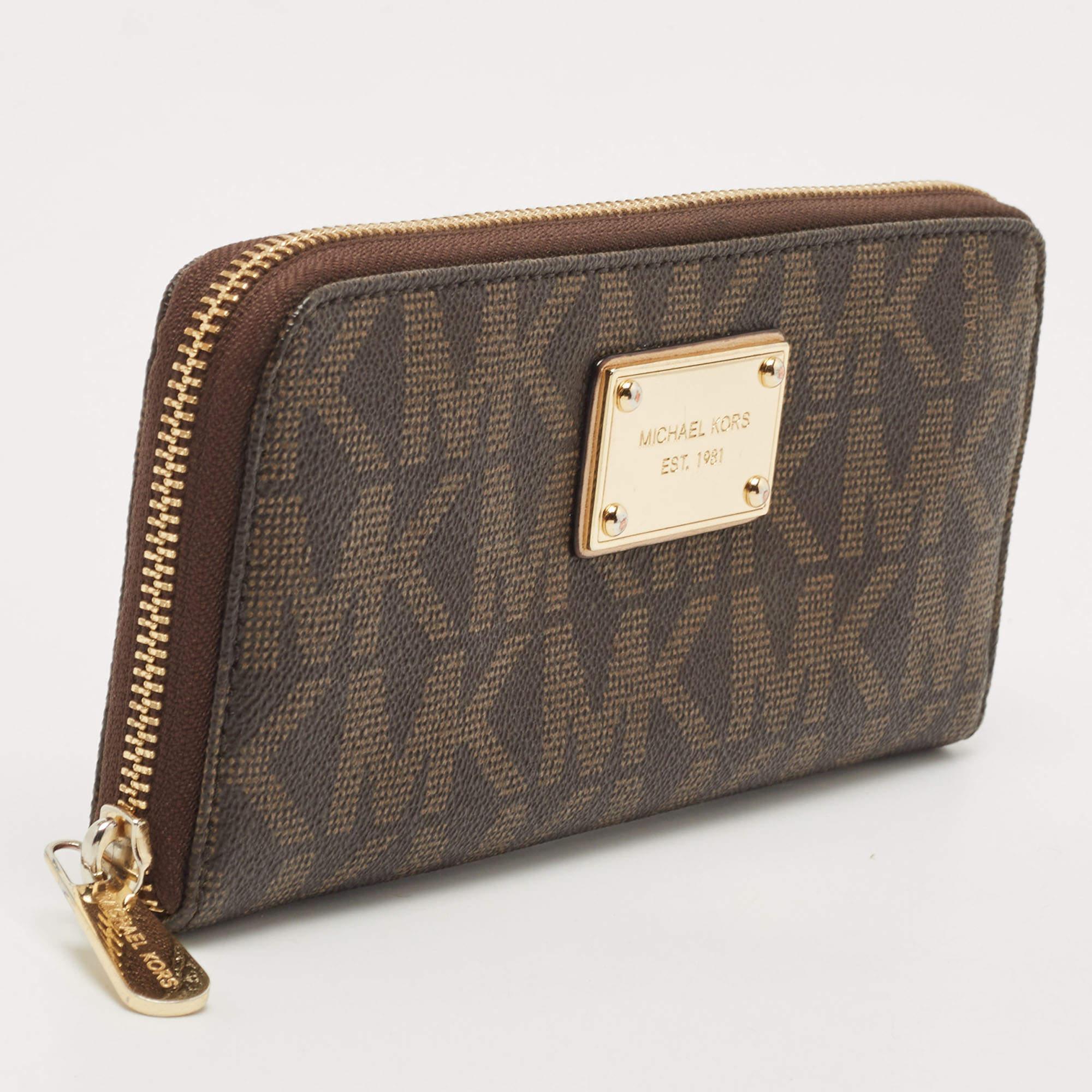 Michael Kors Portafoglio con zip in tela rivestita Monogram marrone scuro In condizioni buone in vendita a Dubai, Al Qouz 2