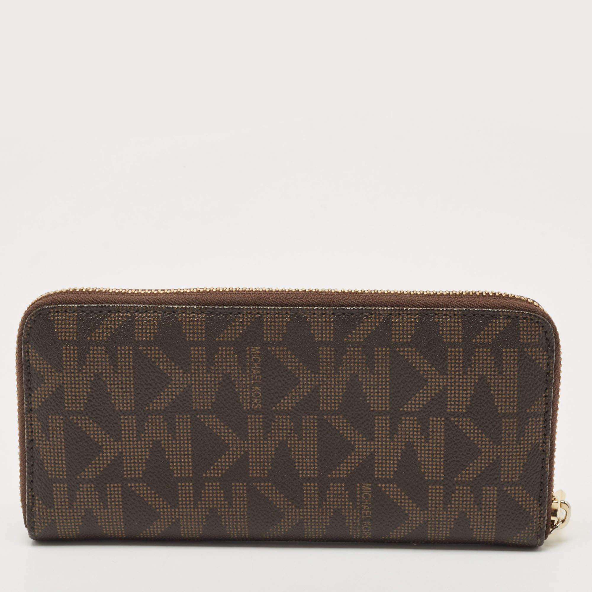 Donna Michael Kors Portafoglio con zip in tela rivestita Monogram marrone scuro in vendita