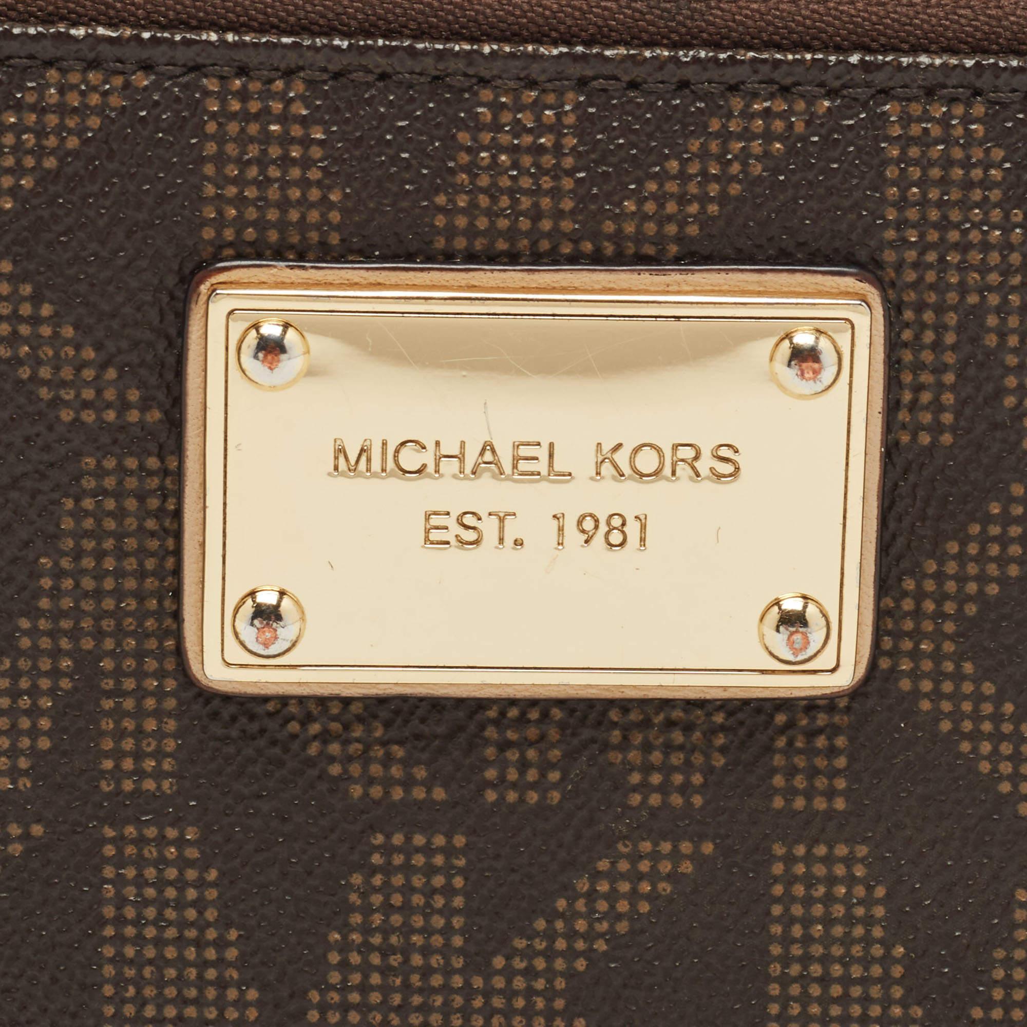 Michael Kors Portafoglio con zip in tela rivestita Monogram marrone scuro in vendita 1