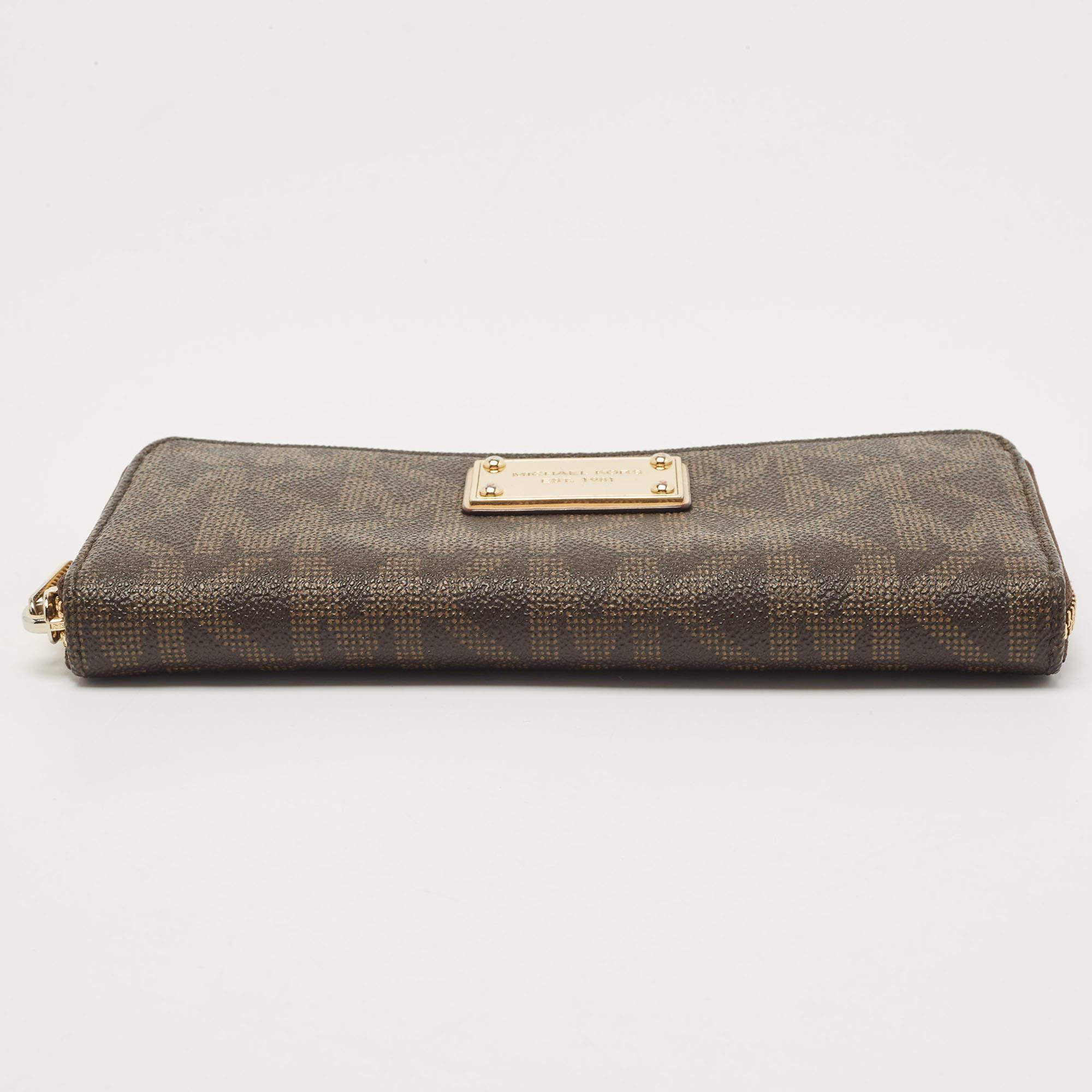 Michael Kors Portafoglio con zip in tela rivestita Monogram marrone scuro in vendita 2