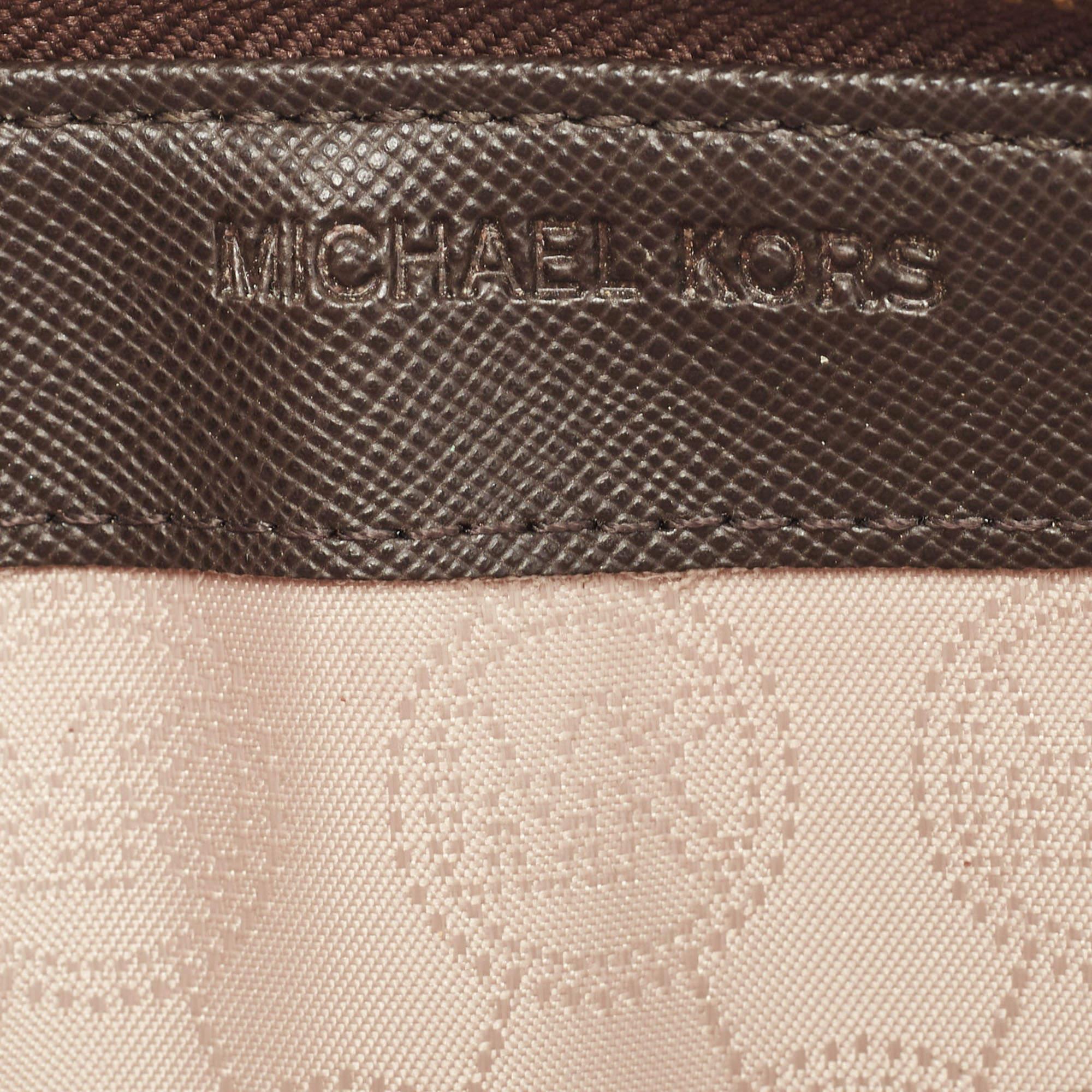 Michael Kors Portafoglio con zip in tela rivestita Monogram marrone scuro in vendita 3