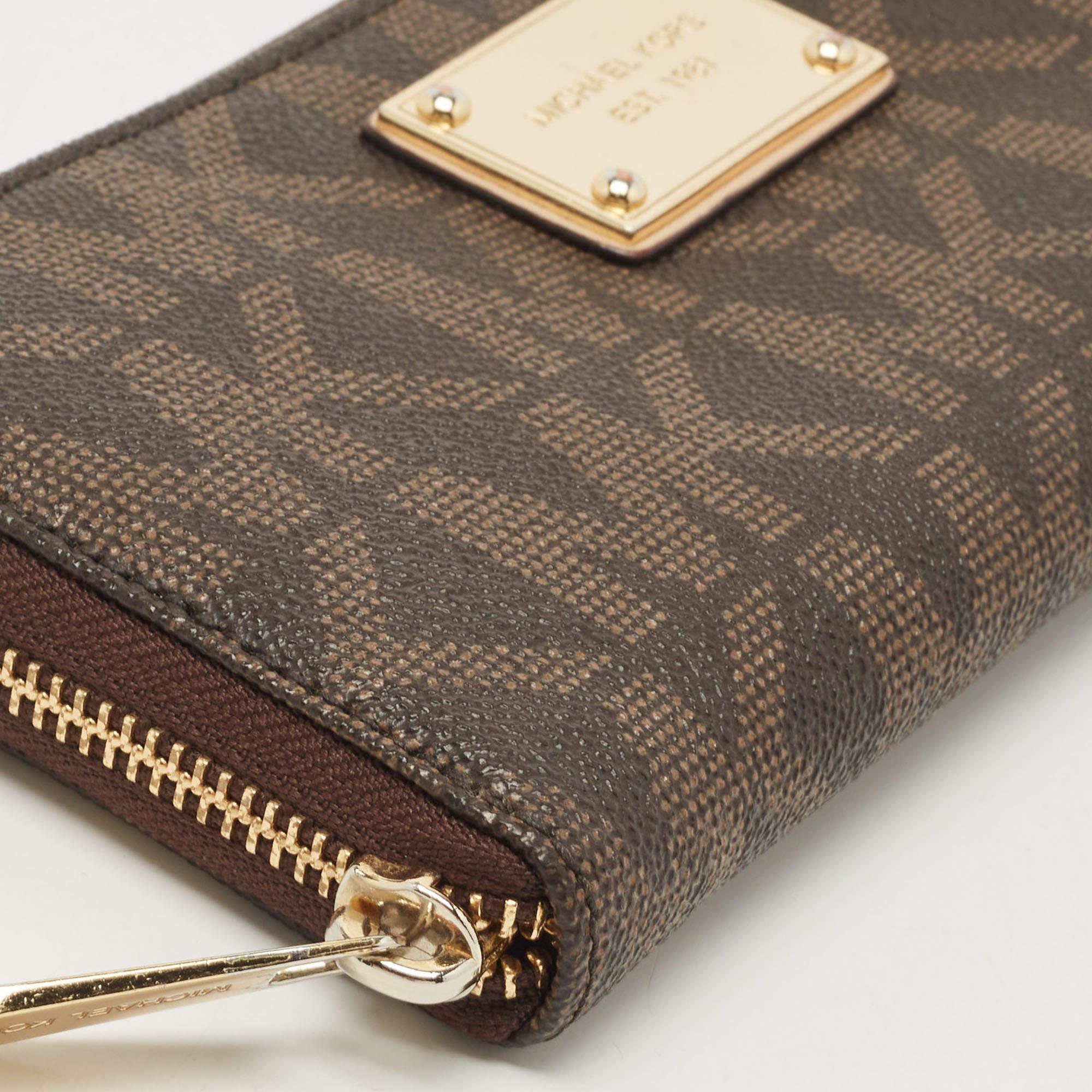 Michael Kors Portafoglio con zip in tela rivestita Monogram marrone scuro in vendita 4