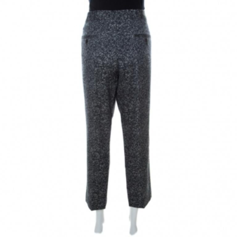 Questo paio di pantaloni Michael Kors conferisce un elemento di eleganza al tuo ensemble. Sfoggia tutte le ultime tendenze della moda ogni volta che vai in giro indossando questo paio di pantaloni in misto lana grigio scuro.
