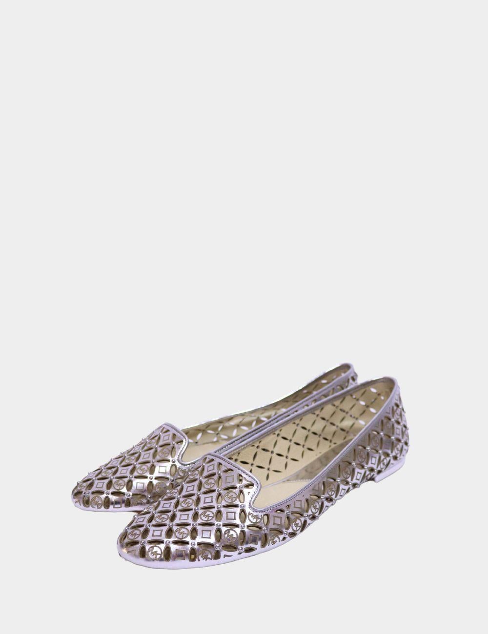 Ajoutez de l'éclat et de la respirabilité à votre démarche avec ces chaussures plates perforées à tonalité dorée de Michael Kors. Dotées d'un motif géométrique chic découpé au laser et d'un logo subtil, ces chaussures à enfiler sont aussi légères