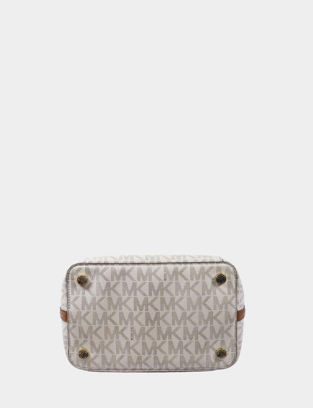 Michael Kors Monogram Messenger Bag with Buckle Detail

Stay stylish and organized with this Michael Kors messenger bag featuring the brand's signature MK monogram print in neutral tones. Designed for everyday ease, it includes a smooth leather