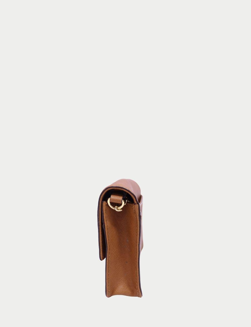 Michael Kors Tan Leather Crossbody Bag with Gold Chain & Lock Detail

Refined and compact, this Michael Kors crossbody bag in rich tan leather features a sleek rectangular silhouette with a polished gold-tone lock closure and a delicate chain strap.
