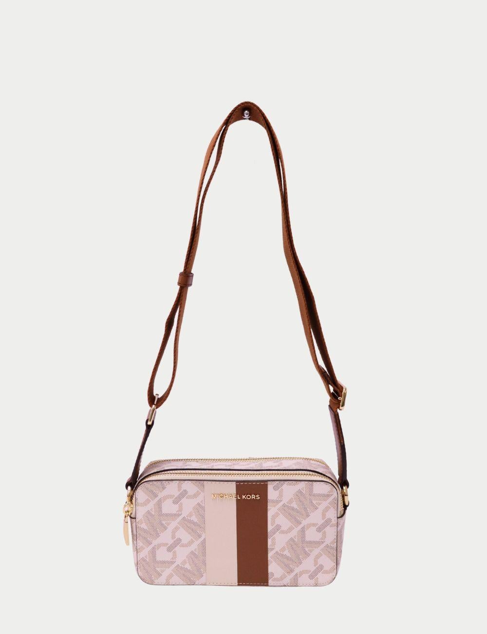 Michael Kors Jet Set Logo Camera Bag - Crossbody à rayures roses et brunes


Le sac d'appareil photo Jet Set de Michael Kors allie la fonction et la mode dans ce modèle compact à bandoulière. Confectionné en toile imprimée du logo MK dans des tons