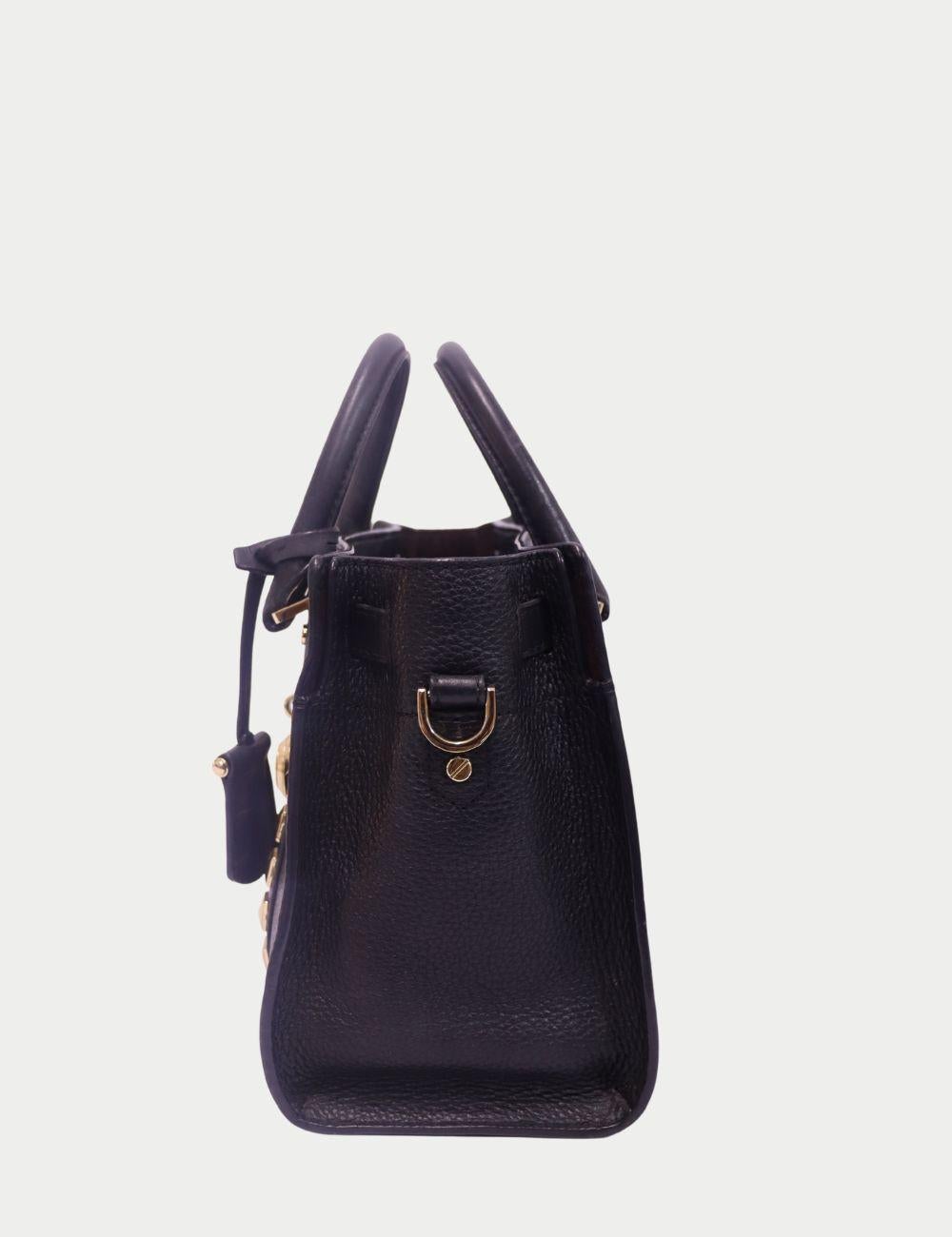 Michael Kors - Cartable Hamilton en cuir noir clouté

Ajoutez une sophistication audacieuse à votre look de tous les jours avec cette sacoche Michael Kors Hamilton en cuir noir grainé. Doté de clous pyramidaux dorés, d'un cadenas MK signature et