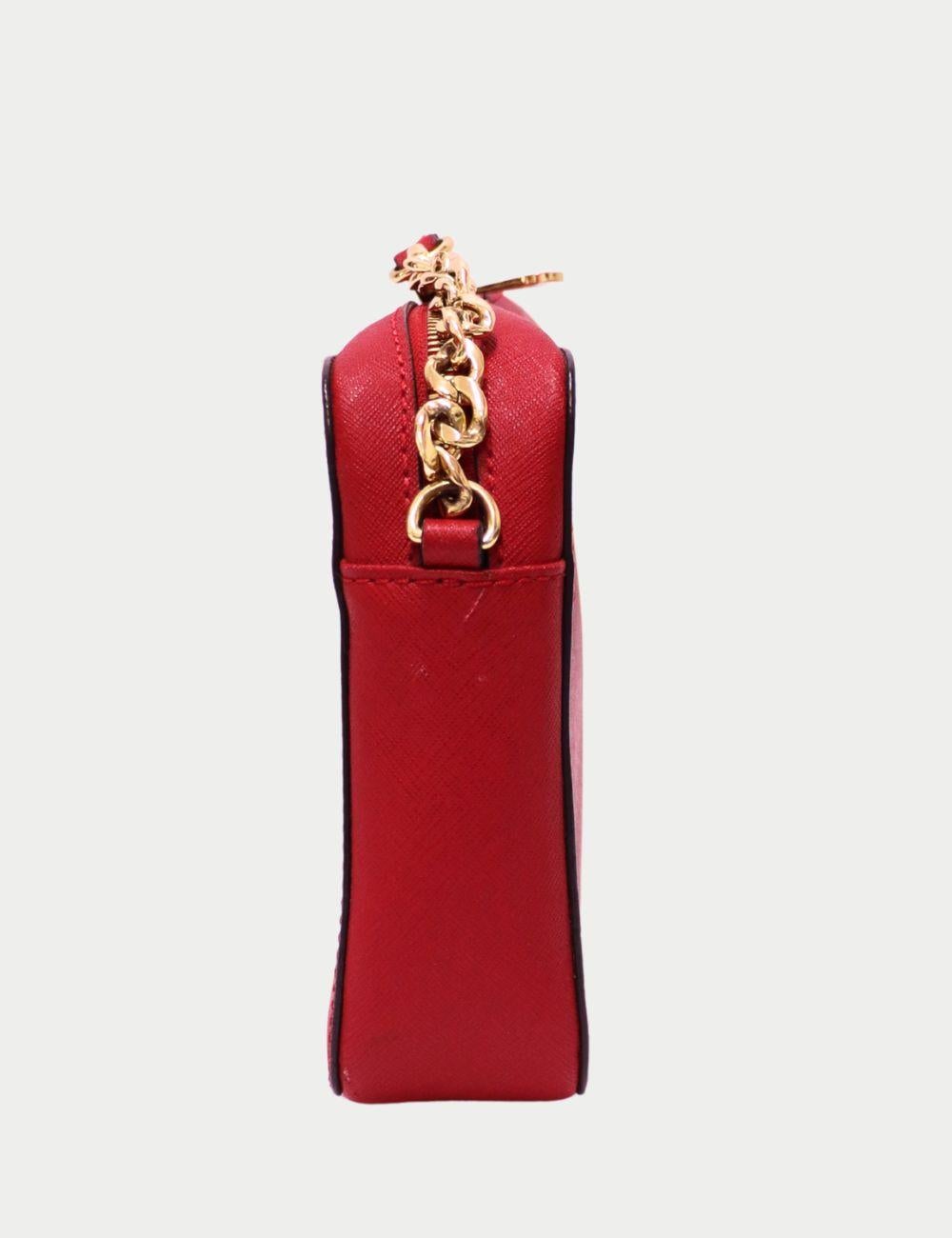 Michael Kors Jet Set Crossbody Bag - Cuir Saffiano rouge

Ce sac Michael Kors Jet Set Crossbody, en cuir saffiano rouge audacieux, illumine votre tenue. Élégante, structurée et facile à porter, cette silhouette compacte est parfaite pour les