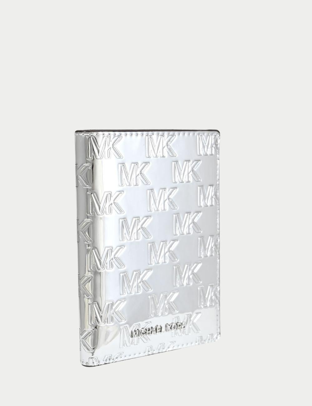 Michael Kors Chrome Metallic Embossed MK Wallet

Brillez avec ce portefeuille futuriste Michael Kors Chrome Metallic Wallet, doté d'un monogramme MK gaufré sur toute la surface, qui fait une déclaration audacieuse. Conçue dans une silhouette