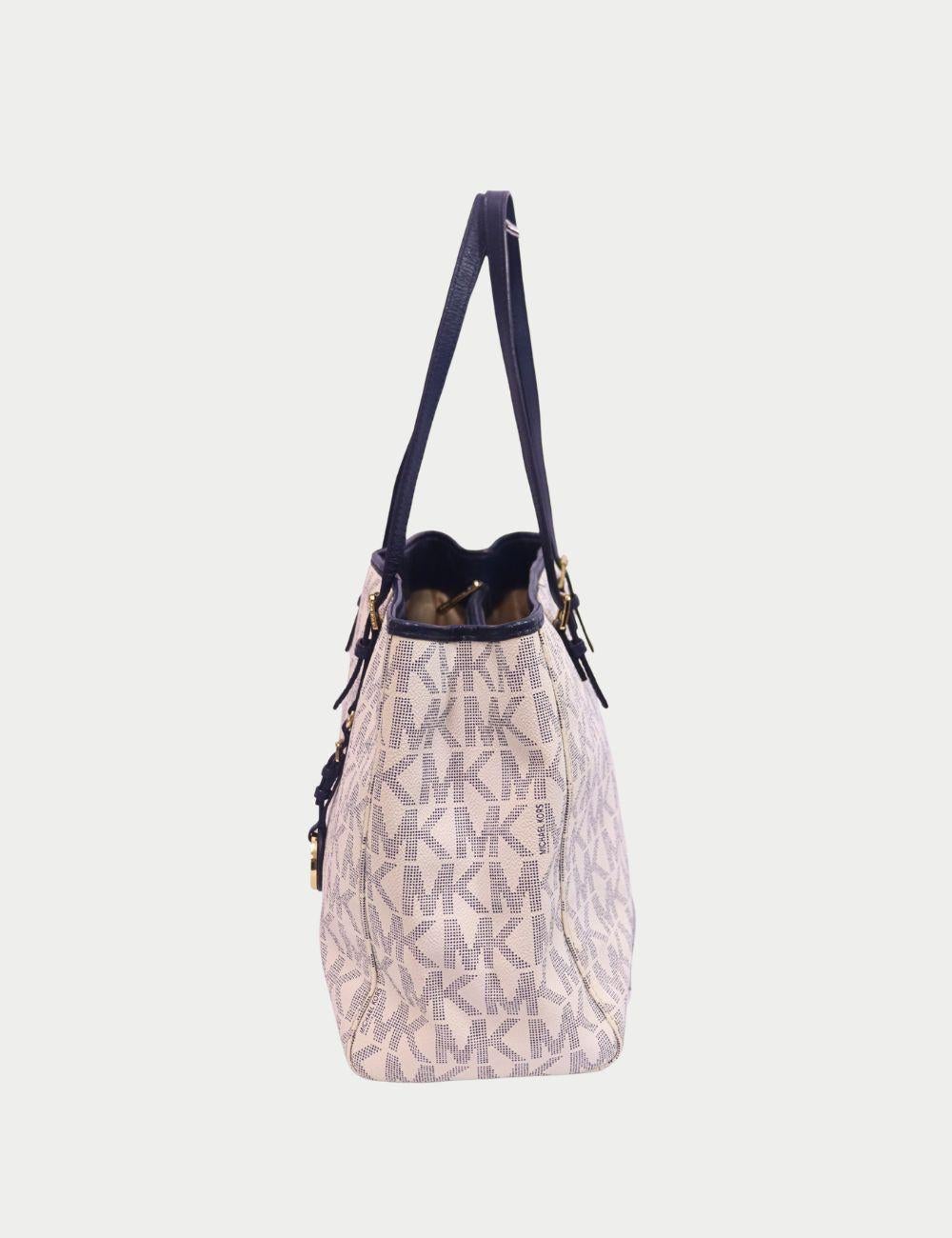 Michael Kors Elfenbeinfarbene Monogram Tote Bag mit marineblauen Lederriemen

Schick, strukturiert und perfekt für den täglichen Gebrauch - diese Michael Kors Tote Bag besteht aus elfenbeinfarbenem Canvas mit dem kultigen MK-Monogramm und