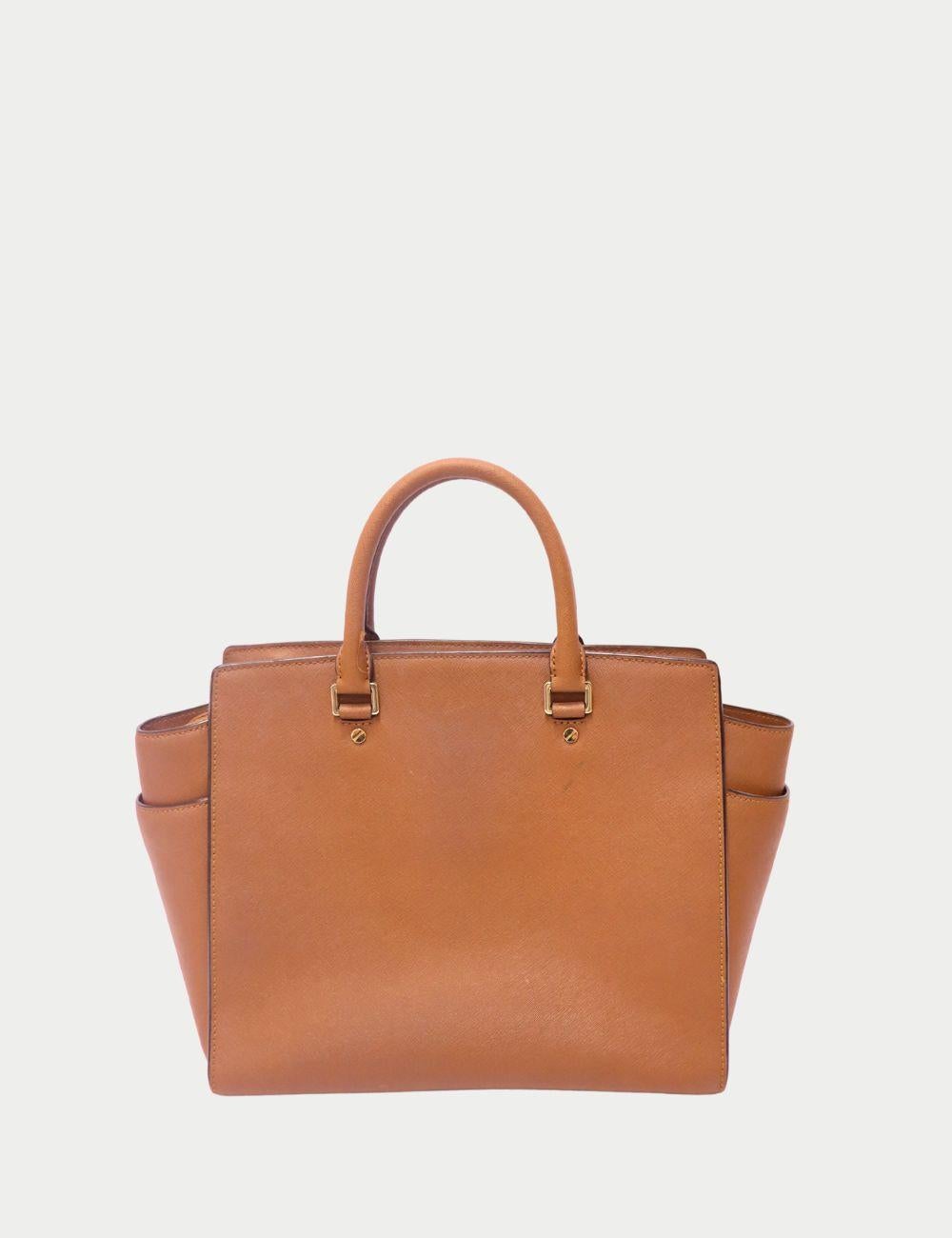 Michael Kors Brown Saffiano Leather Tote Bag – Gold Hardware


Bring refined elegance to your everyday style with the Michael Kors Brown Saffiano Leather Tote Bag, crafted from durable saffiano leather for a structured and polished look. This