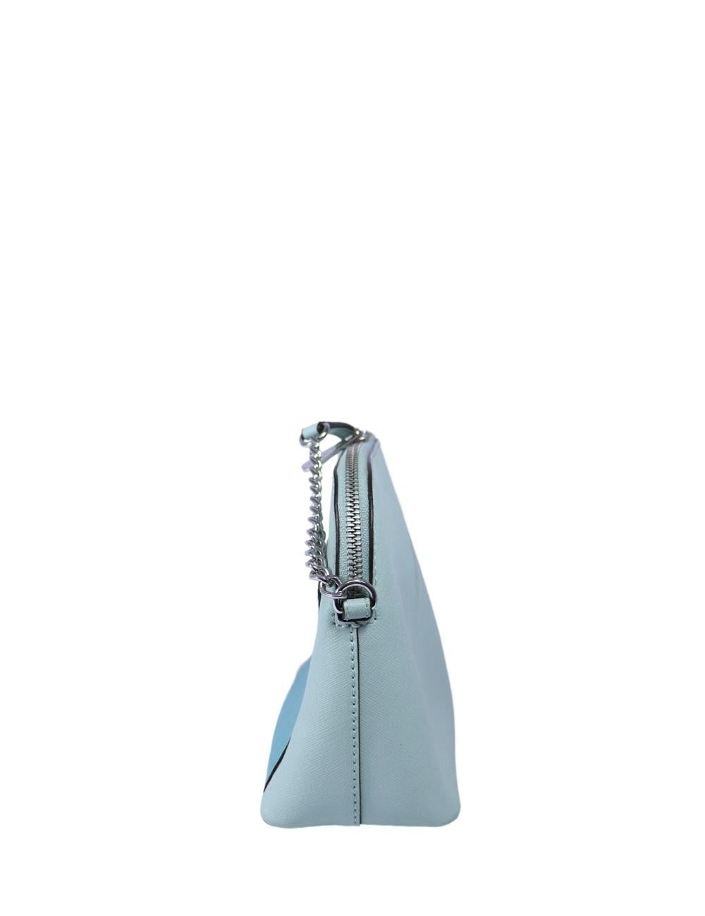Aggiungi un tocco di colore ai tuoi accessori con questa borsa crossbody bicolore blu di Michael Kors. Realizzata in pelle saffiano liscia, la borsa presenta una silhouette elegante con una base azzurra e una tasca frontale a contrasto color acqua.