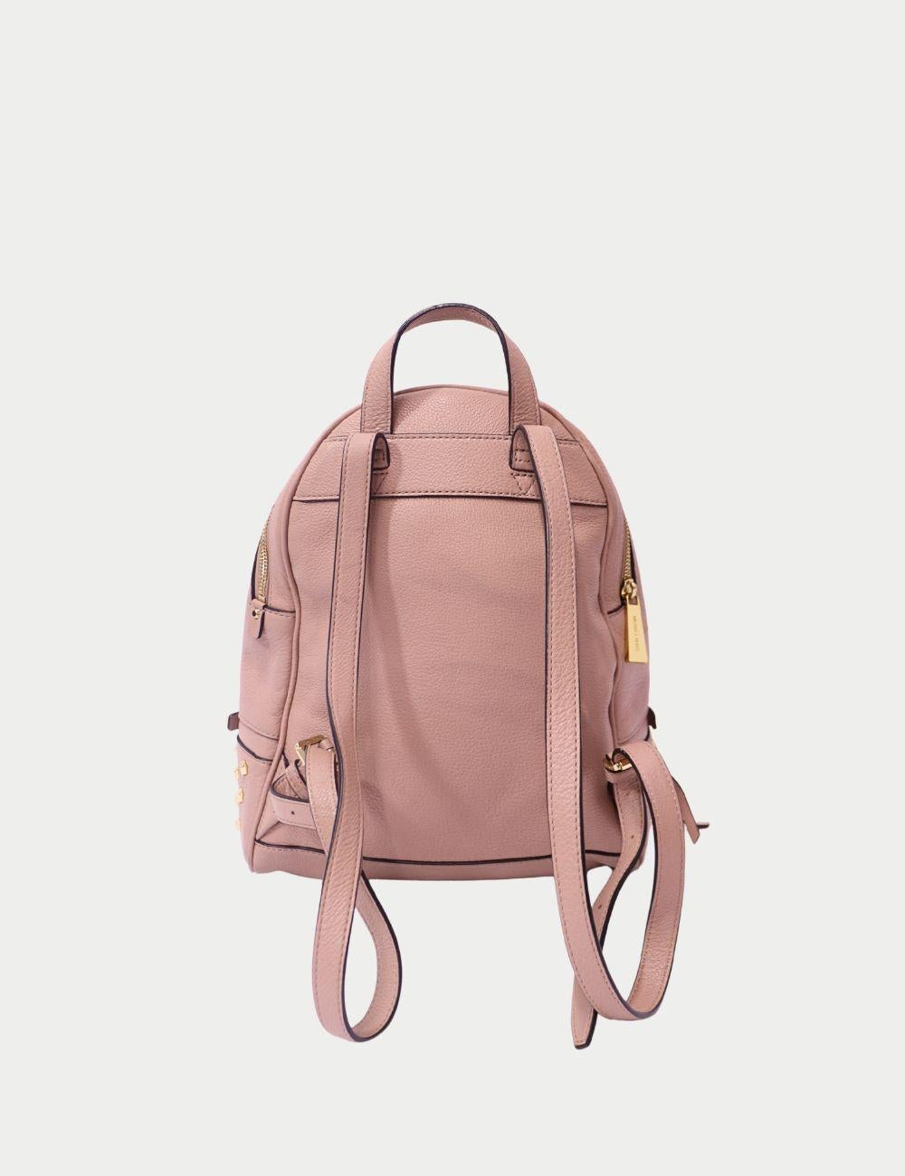 Ce sac à dos en cuir rose Michael Kors, conçu pour les femmes modernes en déplacement, allie l'utile à l'agréable. Confectionné en cuir marbré, ce sac à dos est orné de clous dorés, d'une poche zippée sur le devant et d'un intérieur spacieux pour