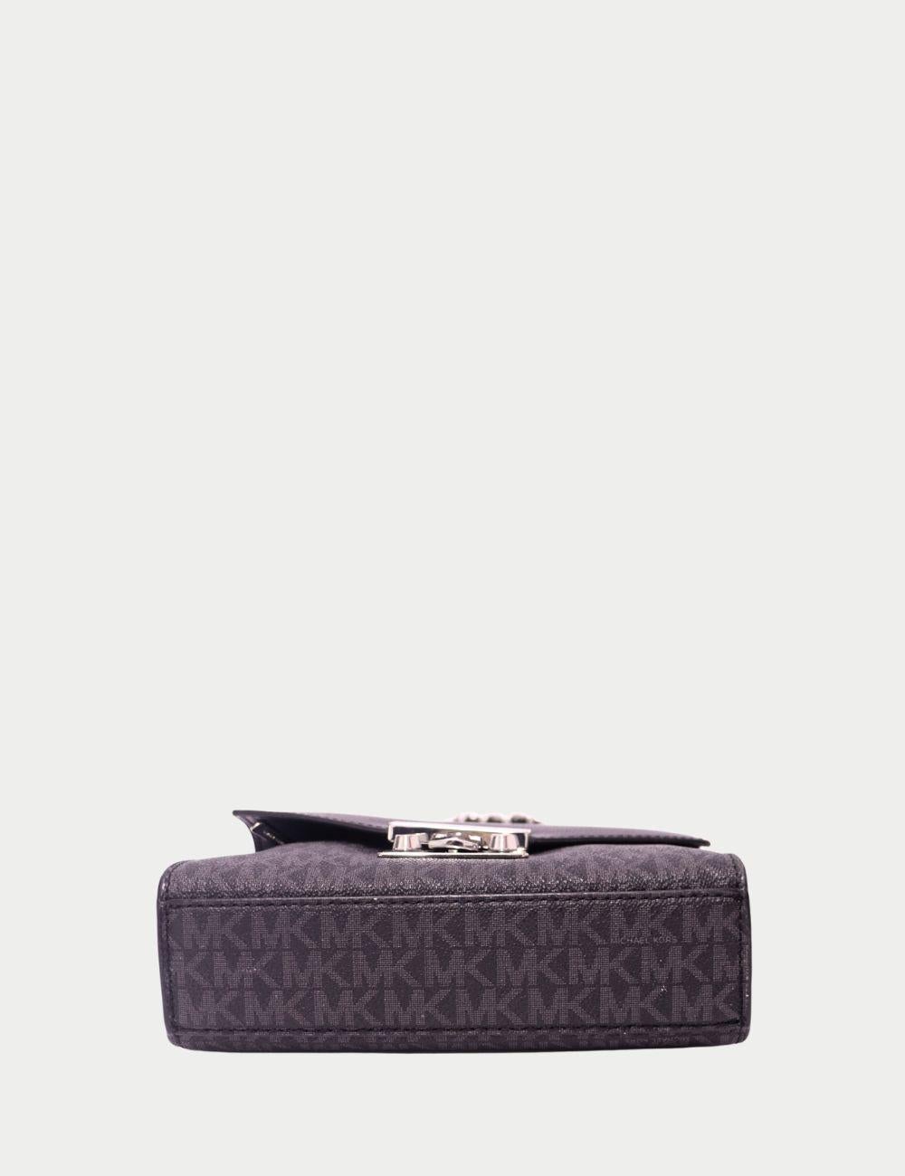 Añade un toque de elegante sofisticación a tu vestuario con este bolso crossbody negro de Michael Kors, diseñado con la mezcla perfecta de elegancia y funcionalidad. Este bolso, confeccionado en lona con el monograma MK y ribeteado en suave piel
