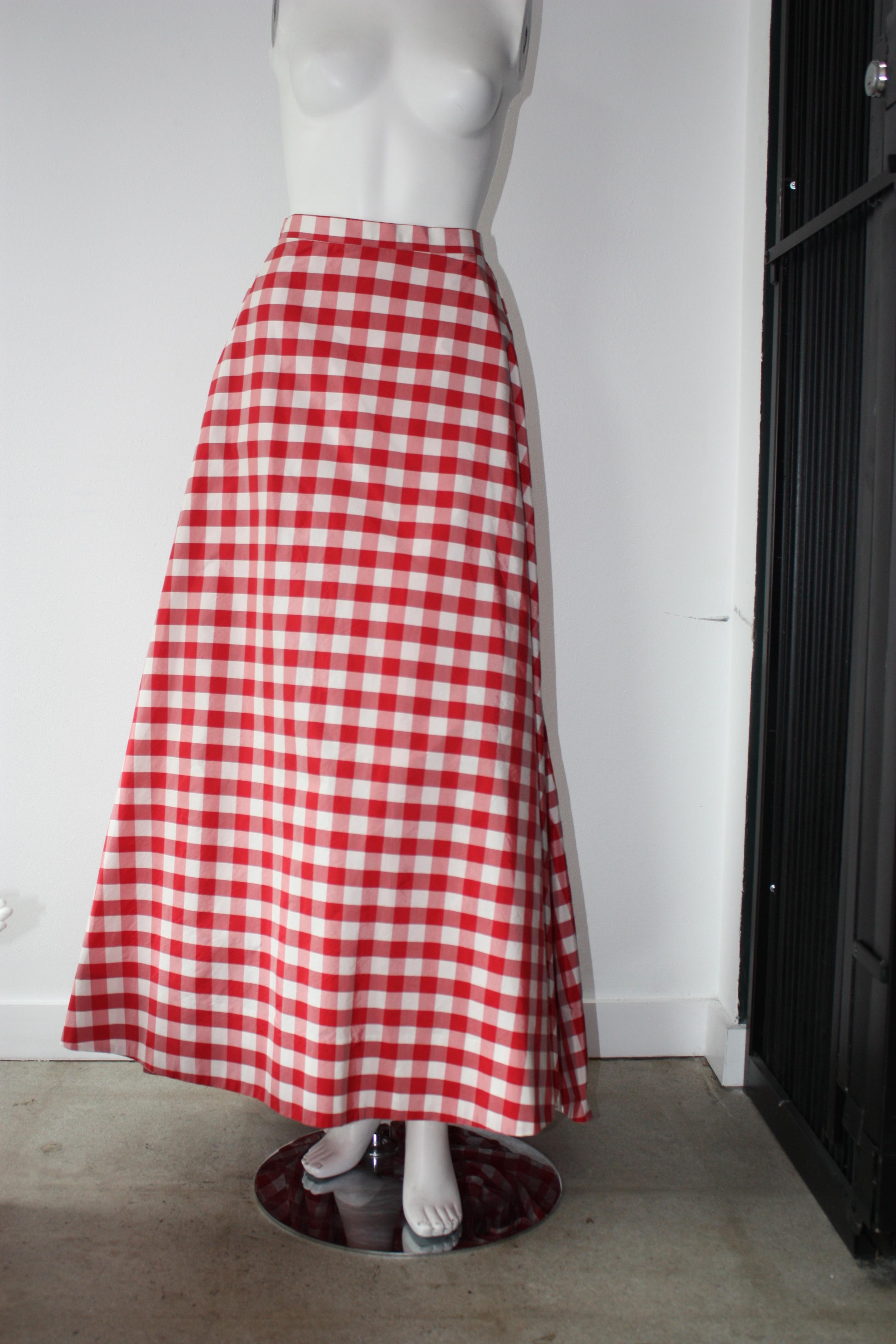 Michael Kors Runway gingham red and white maxi skirt. High waisted fit. Gathered detail on the back waistband. Back zip.
Tag removed.

Silk and cotton blend.
Size 6