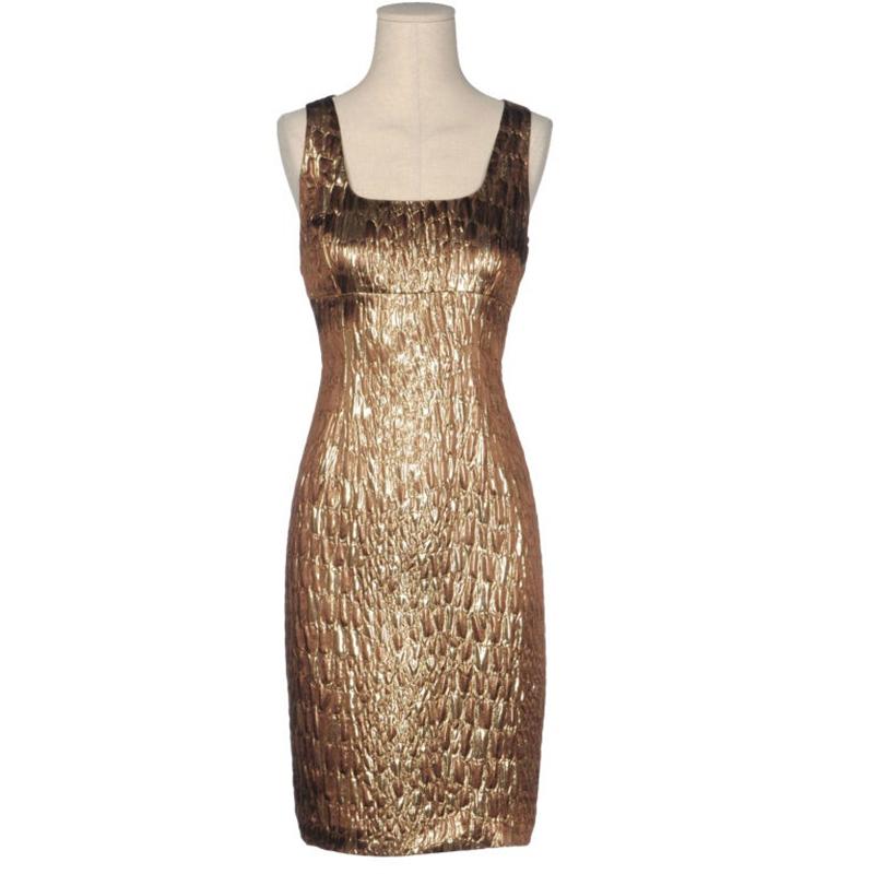 Vestido Michael Kors
Con un lujoso tejido de lamé dorado y un corte clásico, el vestido brocado de Michael Kors es perfecto para la hora del cóctel. Reese Witherspoon llevó un vestido similar de la misma colección para la portada de InStyle.
3/4 de