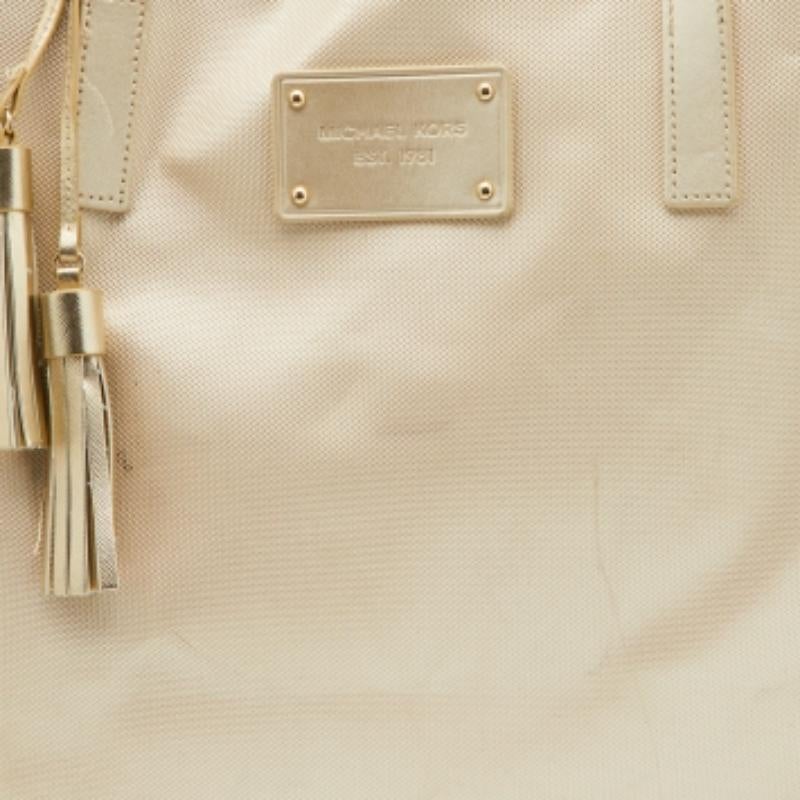Michael Kors - Tote shopper in ecopelle oro In condizioni buone in vendita a Dubai, Al Qouz 2