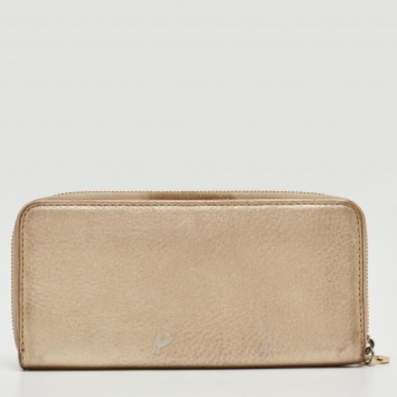 Diese stilvolle Michael Kors Geldbörse bringt einen Hauch von Luxus und großem Stil mit sich. Sie ist perfekt verarbeitet, um Ihre Karten und Ihr Bargeld ordentlich zu verstauen.