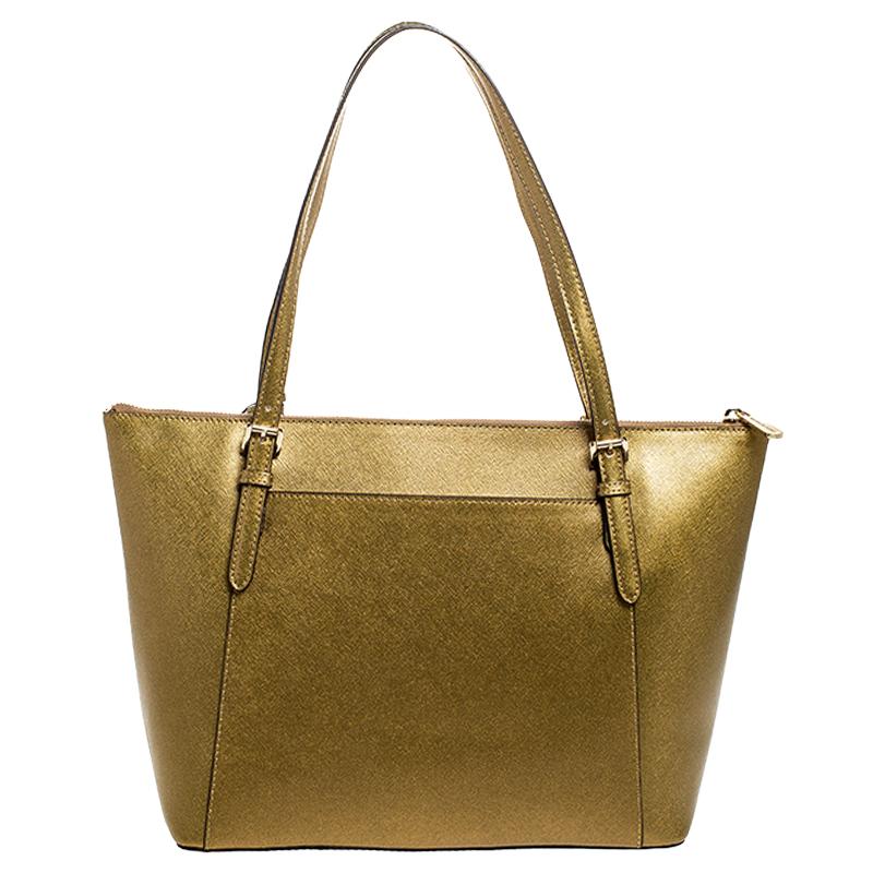 This Michael Kors bag is stunning. It has been crafted from gold leather and has a smart silhouette. It is held by dual handles, features a top-zip closure that leads to a nylon interior with a zip pocket and patch pockets. It is finished with MK