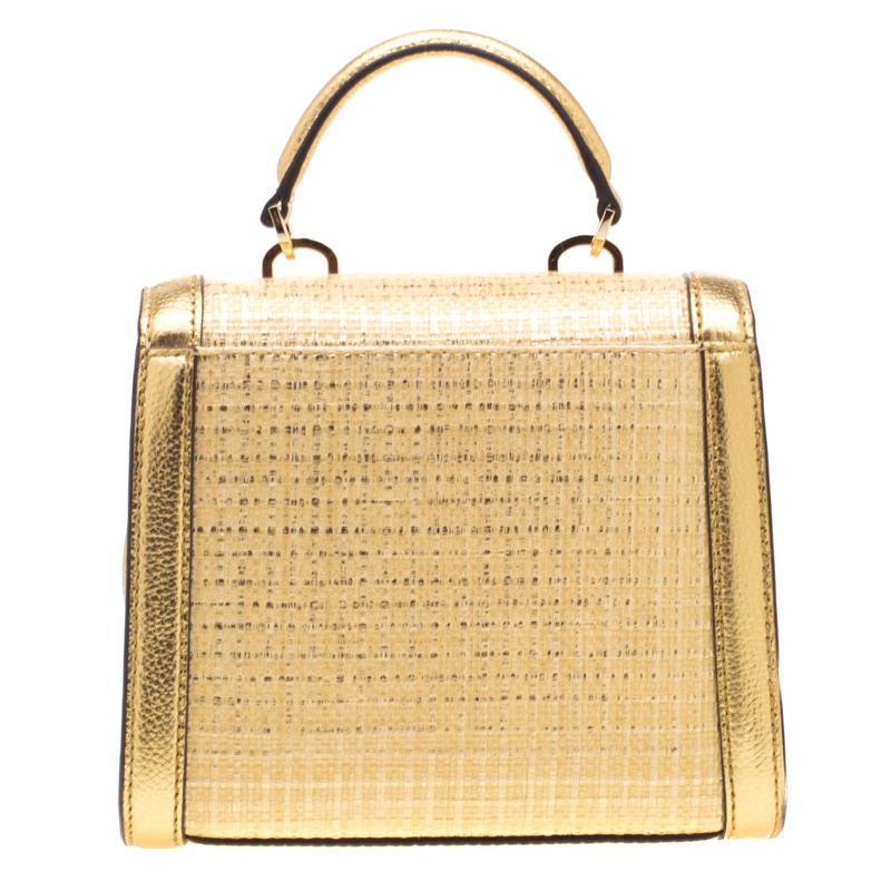 Masterfully crafted with straw and leather, the Kinsley bag is a must-have piece for any fashionista. This handbag by Michael Kors has spacious interiors lined with the finest fabric. Designed in a stunning shade of gold, this piece is complete with