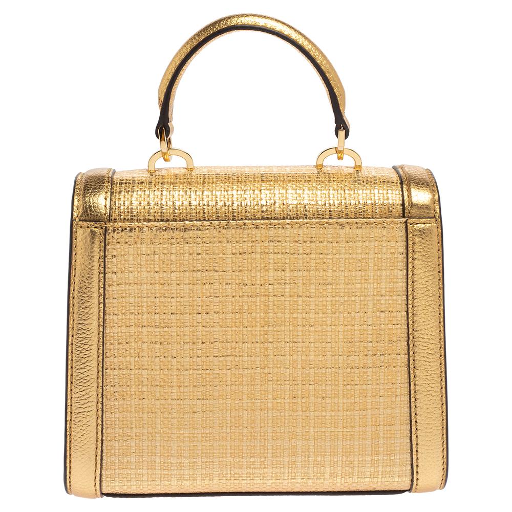 Masterfully crafted with woven straw and leather, the Kinsley bag is a must-have piece for any fashionista. This creation by Michael Kors has spacious interiors lined with the finest fabric. Designed in a stunning shade of gold, it is complete with