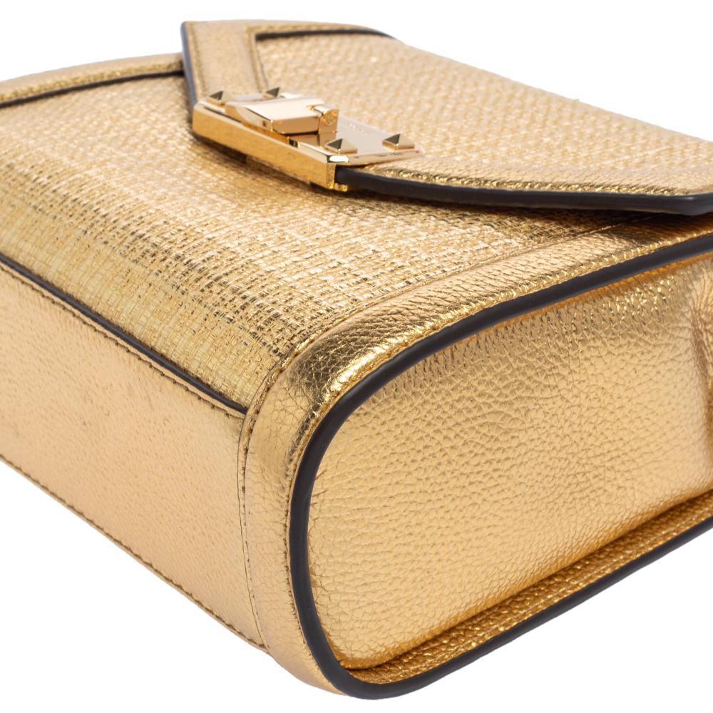 Michael Kors Gold Woven Straw and Leather XS Kinsley Top Handle Bag In New Condition In Dubai, Al Qouz 2