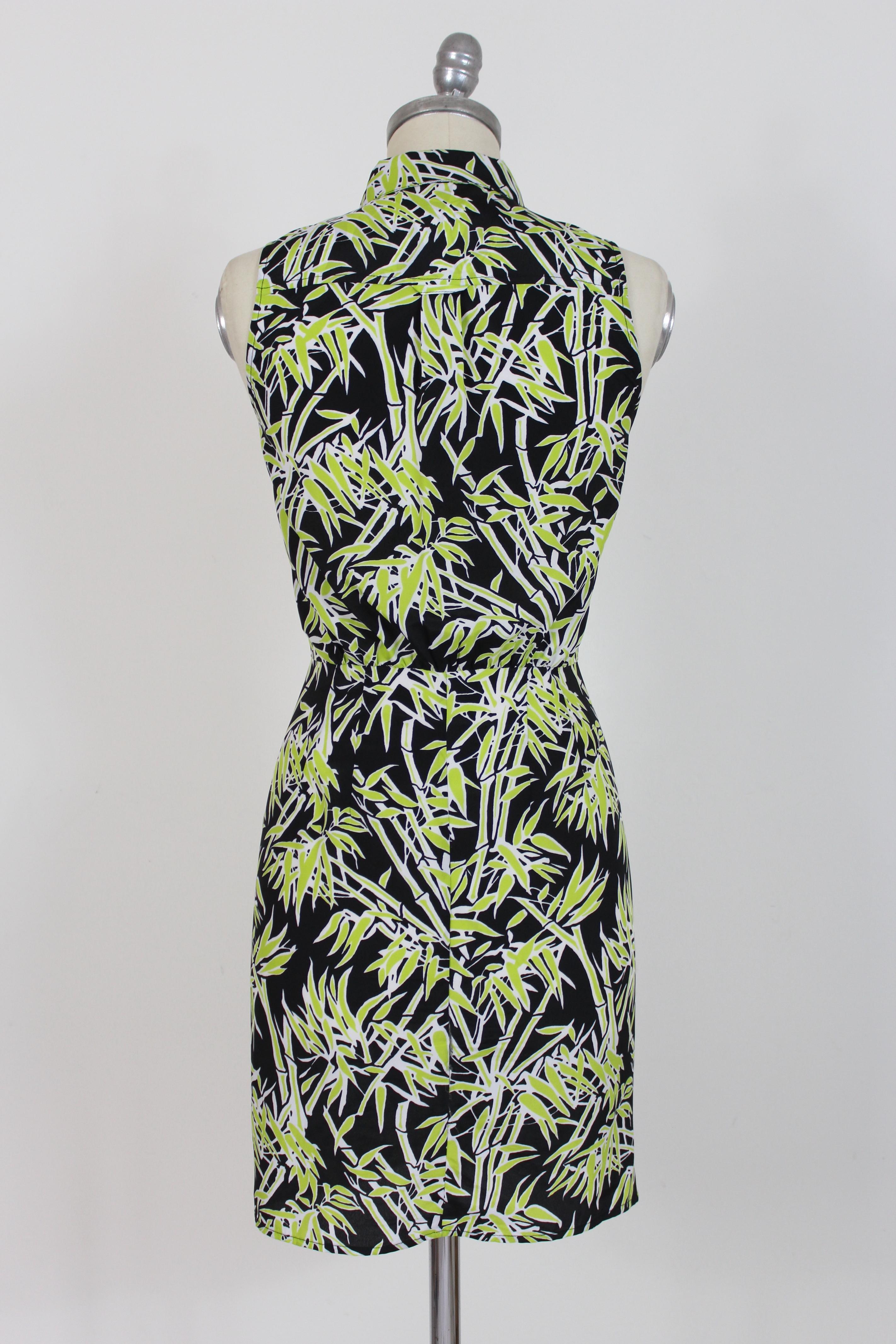 Michael Kors 2000s women's dress. Short dress, shirt model, closure with buttons on the length and bow at the waist. Green and black color with flower pattern. 100% polyester fabric.

Condition: Excellent

Item used few times, it remains in its