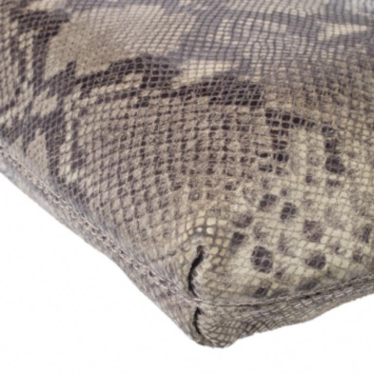 Diese atemberaubende Tasche von Michal Kors wurde aus pythongeprägtem Wildleder gefertigt und kommt in schönen Grün- und Schwarztönen daher. Sie verfügt über zwei Griffe aus Kette und Wildleder, ein nylongefüttertes Innenfach, eine
