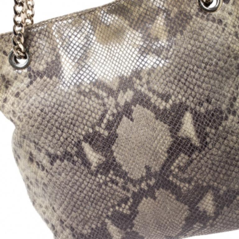 Michael Kors Grün/Schwarz Pythongeprägte Wildleder-Kettentasche (Grau) im Angebot