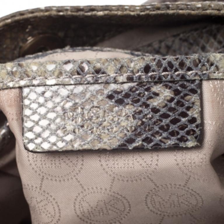 Michael Kors Grün/Schwarz Pythongeprägte Wildleder-Kettentasche im Angebot 2