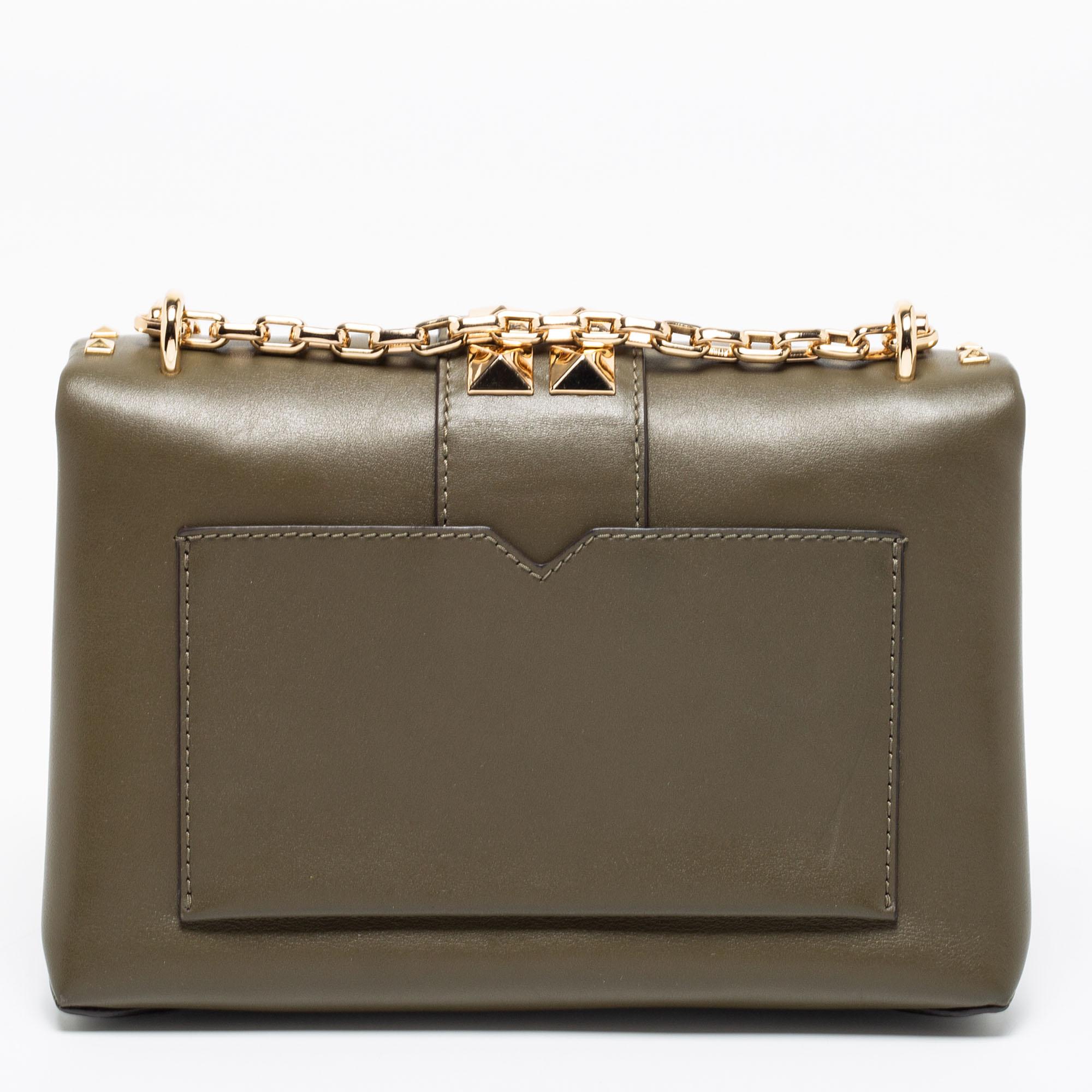 This Michael Kors shoulder bag represents the label's contemporary and classy attributes. It is made from leather in a classy green shade with gold-tone studs on the exterior. The bag is complete with a shoulder chain.

Includes: Original Dustbag,