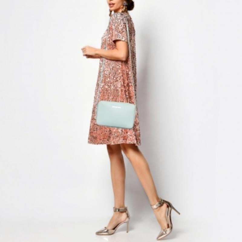 Drücken Sie Ihren persönlichen Stil mit dieser hochwertigen Crossbody-Tasche aus. Sie ist aus hochwertigen MATERIALEN gefertigt, mit feinen Details versehen und perfekt verarbeitet. Der Innenraum ist sehr geräumig.