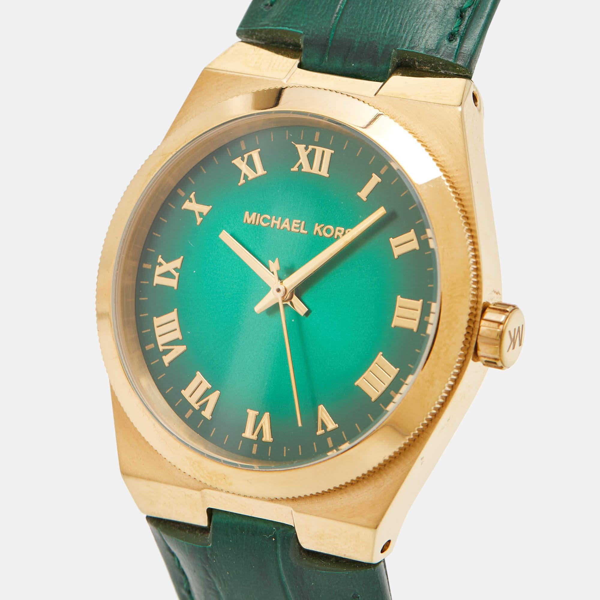 Designed with a fine blend of luxury and craftsmanship, this watch from Aigner is sure to delight your style. Made from gold-plated stainless steel, it has 30 meters of water resistance and a simple clasp.