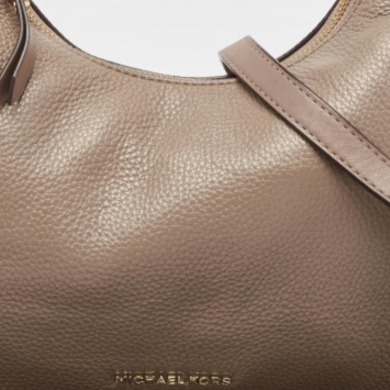 Stilvolle Handtaschen hinterlassen immer einen modischen Eindruck. Kombinieren Sie diese Designer-Hobo mit anspruchsvoller Arbeitskleidung und verspielten Freizeitlooks.