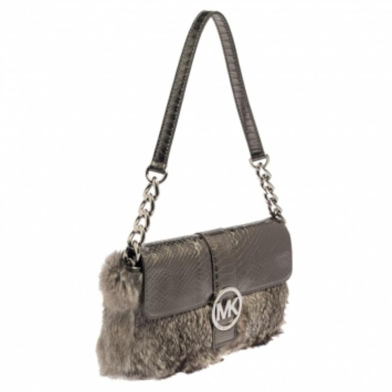 This Fulton Baguette by Michael Kors brings the element of luxury through an elegant design. It is crafted using python-embossed leather and rabbit fur. The bag is held by a single handle and its interior is lined with fabric. The MK logo at the