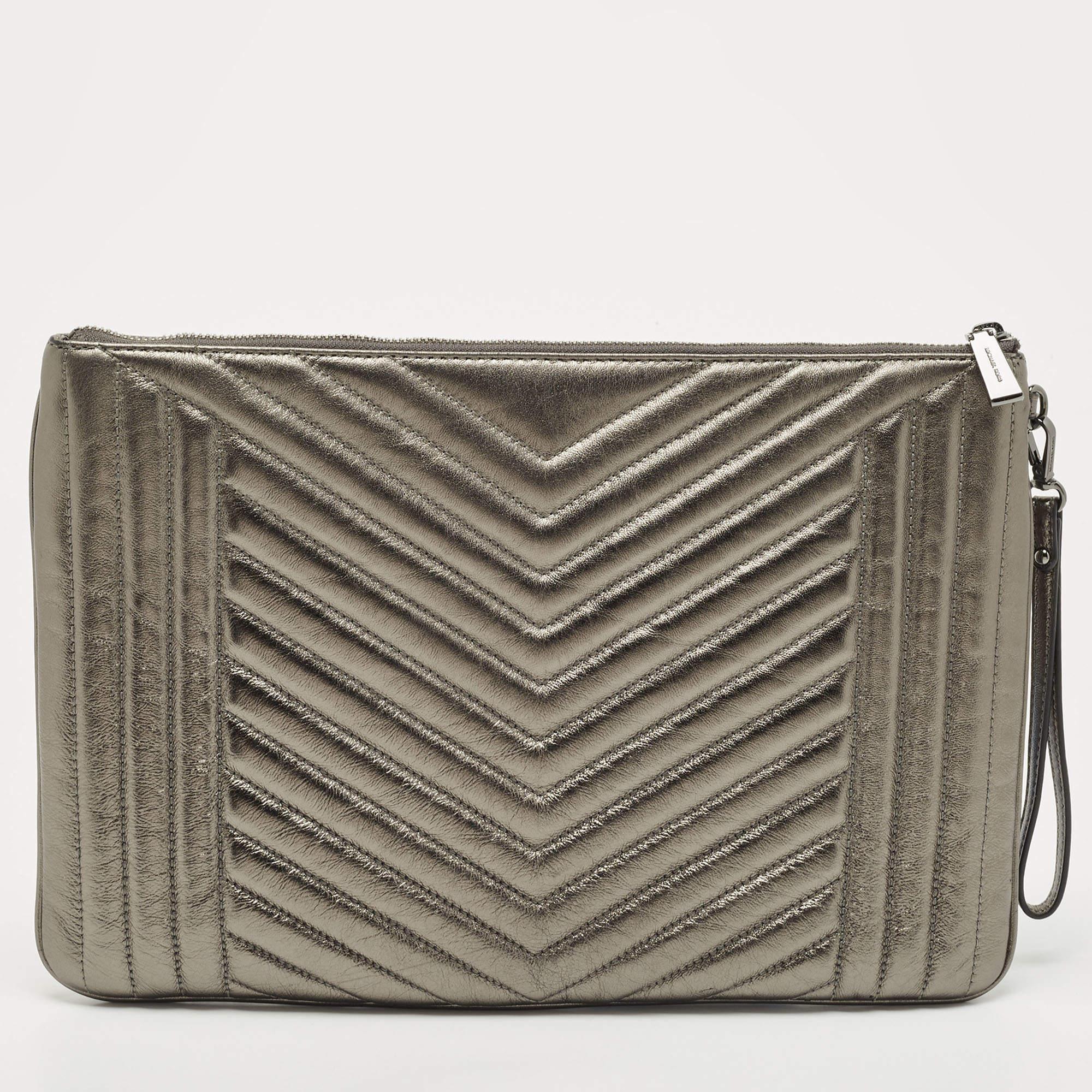 Michael Kors - Pochette Jet Set extra large en cuir matelassé gris Bon état - En vente à Dubai, Al Qouz 2