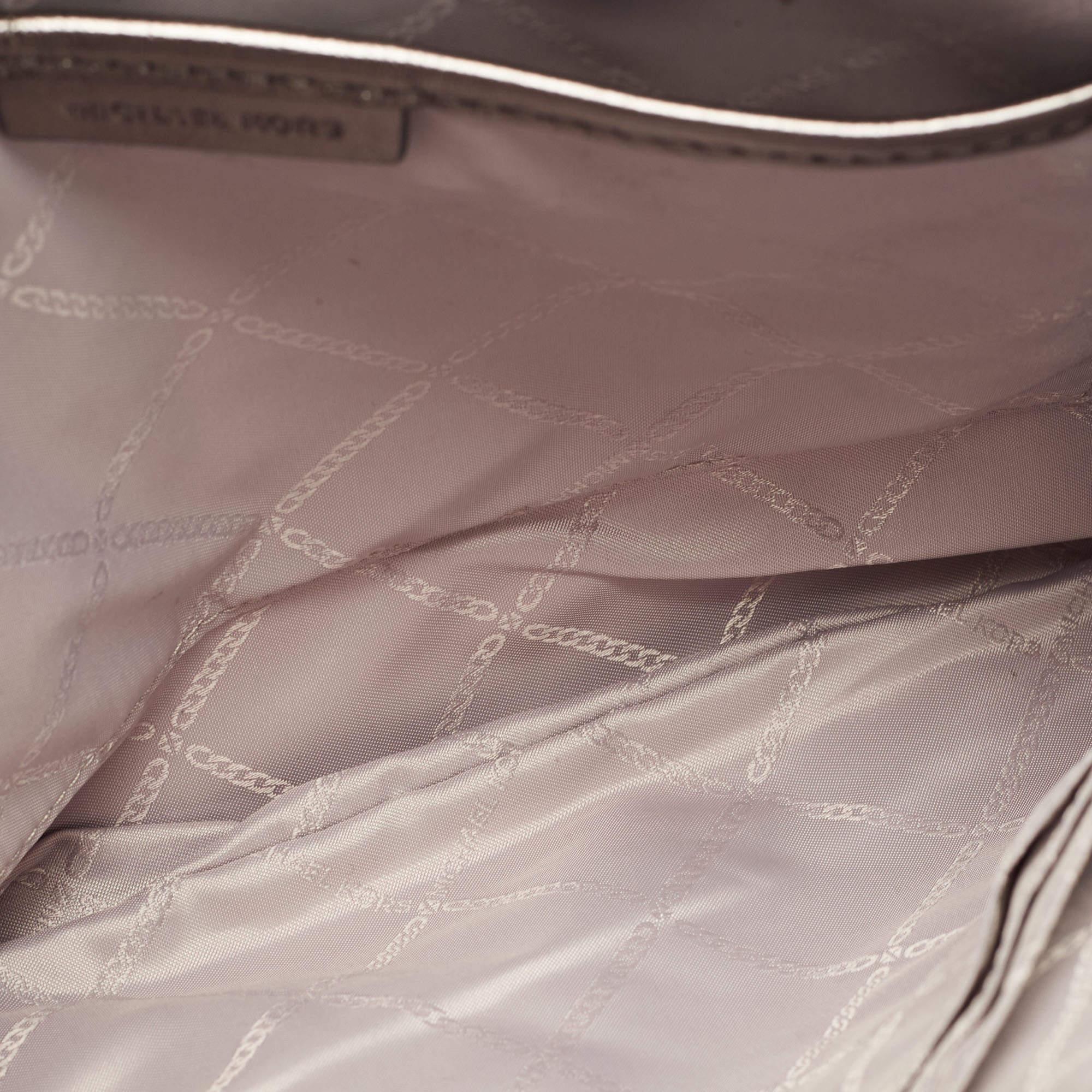 Michael Kors - Pochette Jet Set extra large en cuir matelassé gris en vente 3