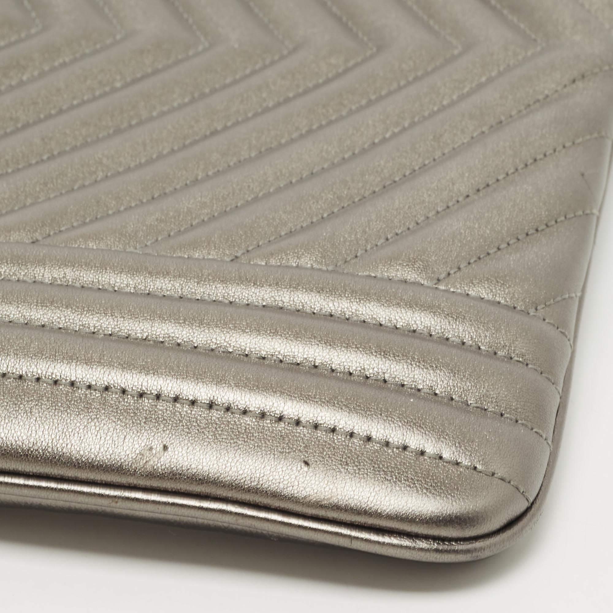 Michael Kors - Pochette Jet Set extra large en cuir matelassé gris en vente 4