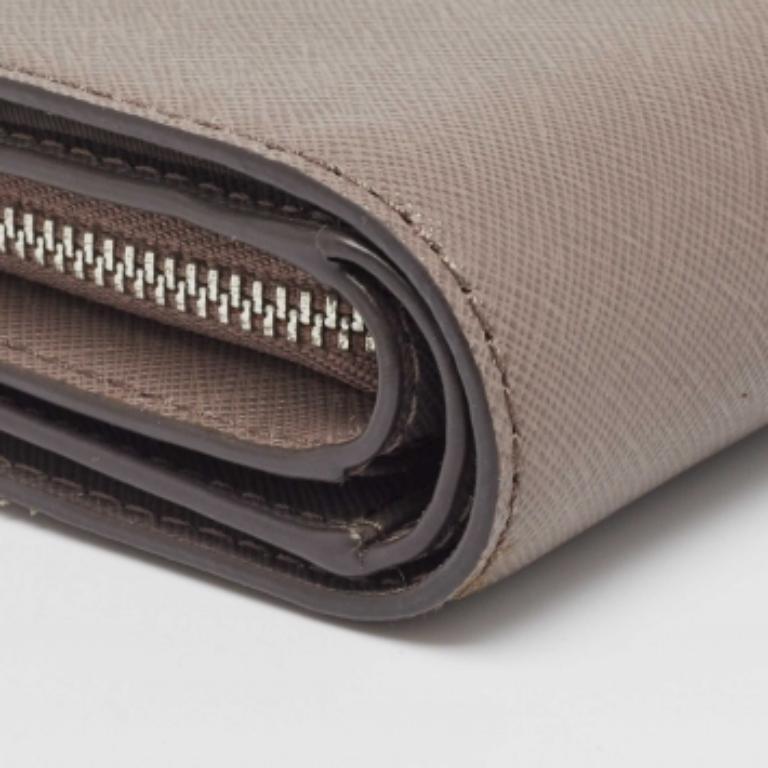 Michael Kors Cartera compacta francesa de piel saffiano gris en venta 5