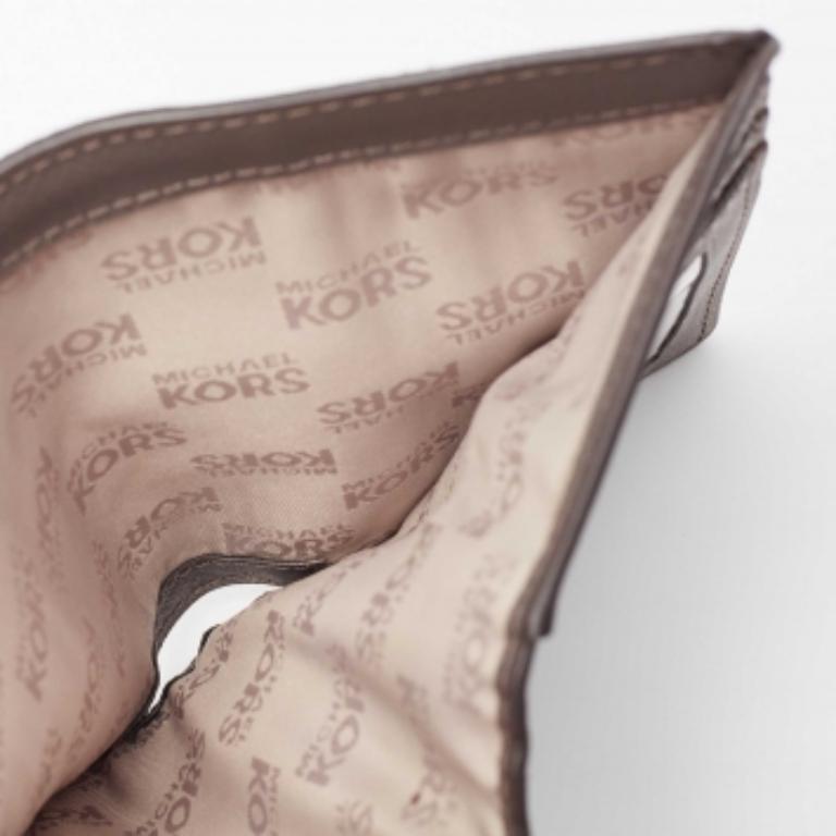 Esta cartera de diseño es un equilibrio inmaculado de sofisticación y utilidad racional. Se ha diseñado utilizando materiales de primera calidad y se ha realzado con un acabado elegante. La creación está equipada con un amplio espacio para sus
