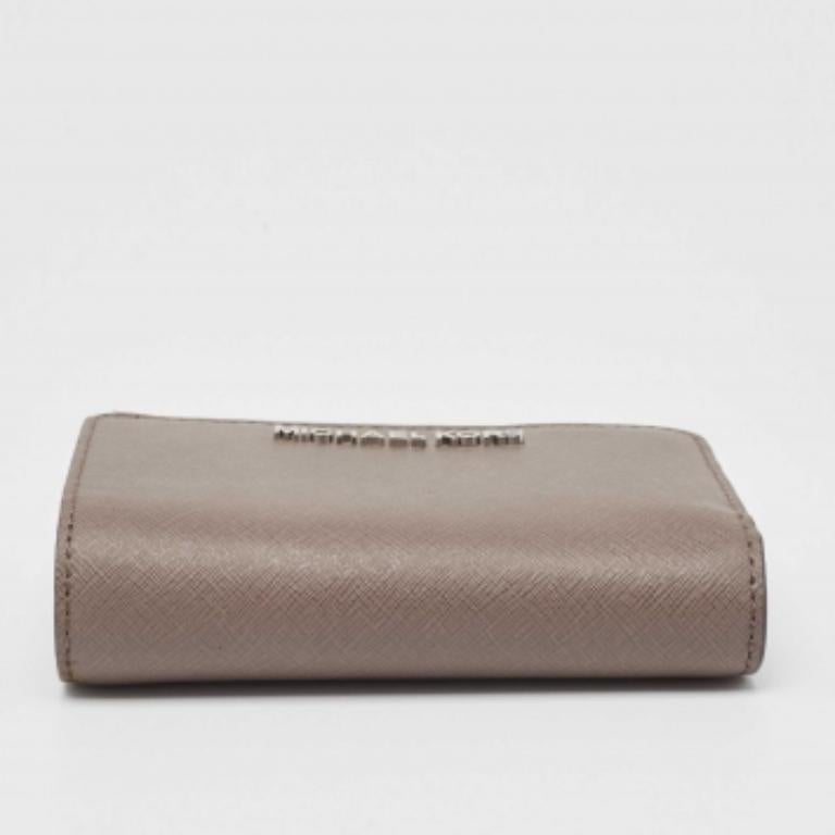 Michael Kors Cartera compacta francesa de piel saffiano gris en venta 4