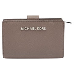 Michael Kors Cartera compacta francesa de piel saffiano gris