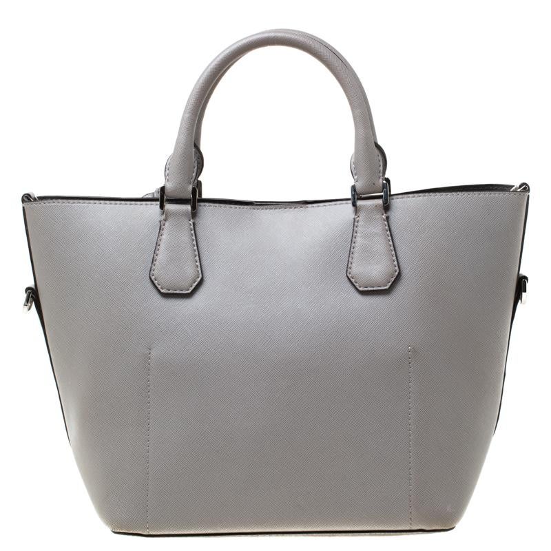 Showcasing a timeless leather handbag which is a perfect blend of style and utility. This has a leather-lined interior ideal for your essentials. For all the Michael Kors fans out there, your search for that perfect tote ends here. Incorporate a