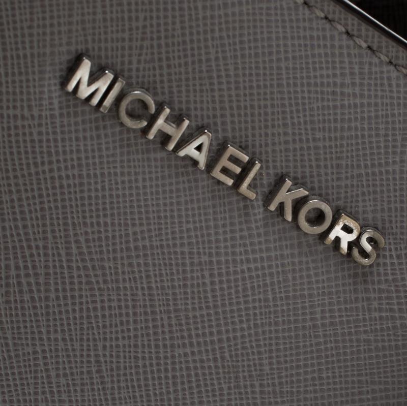 Michael Kors Grey Saffiano Leather Greenwich Grab Tote In Good Condition In Dubai, Al Qouz 2